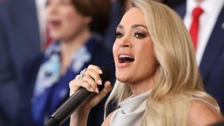 Carrie Underwood Forced to Sing A Cappella for Trump After Music Tech Glitch | Video